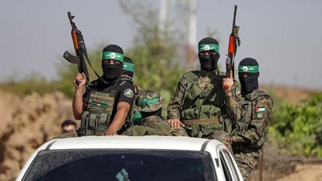 Integrantes do Grupo Hamas em patrulha com veículo