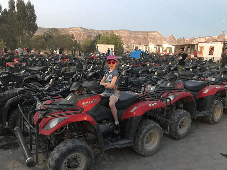 Yasmin no passeio de buggie na Capadócia, Turquia