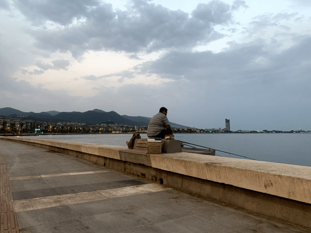 Calçadão às beiras do mar Egeu, em Izmir, Turquia