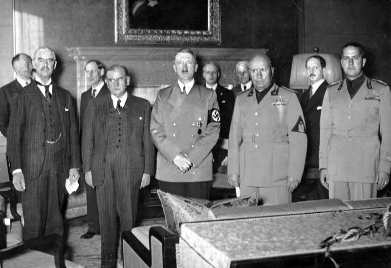 Neville Chamberlain, Edouard Daladier, Adolf Hitler, Benito Mussolini e Galeazzo Cianona assinatura do Tratado de Munique Segunda Guerra Mundial