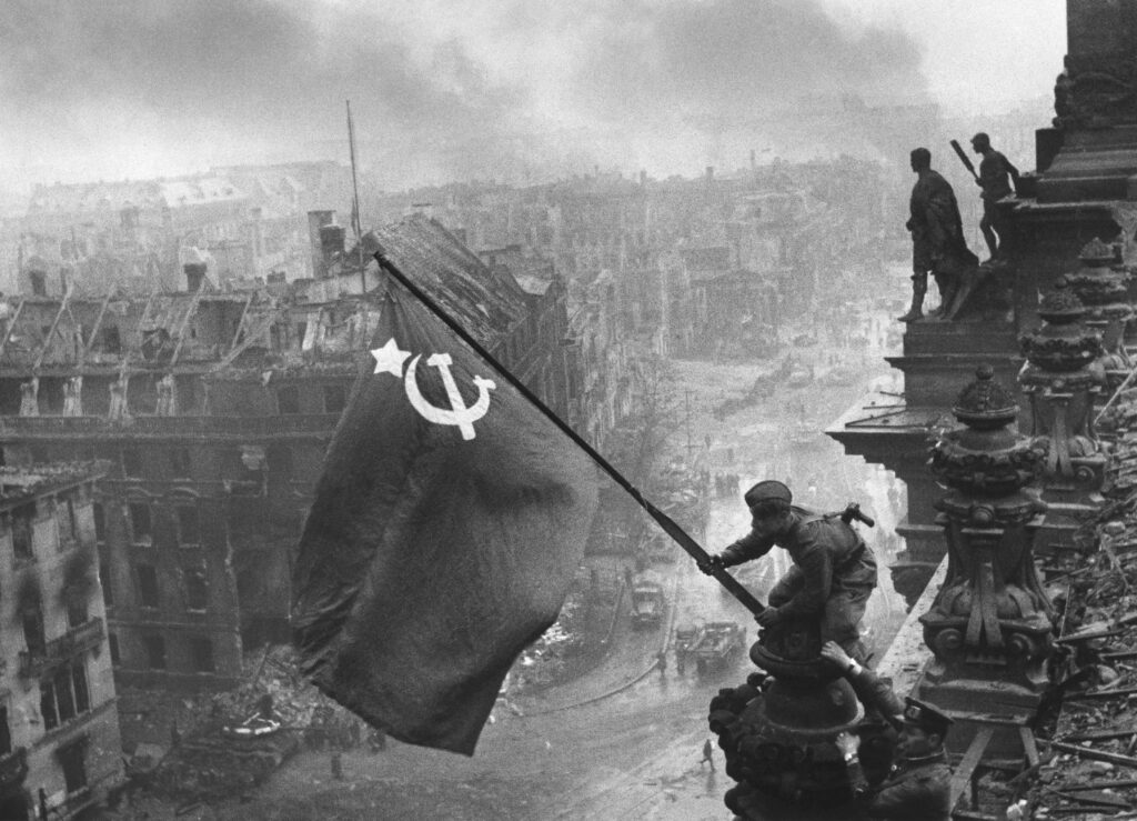 A-icônica-'Hasteando-uma-bandeira-sobre-o-Reichstag'-Segunda-Guerra-Mundial