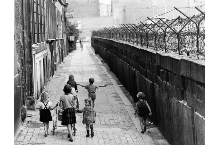 Muro de Berlim, por volta de 1964, separando Alemanha Oriental da Alemanha Ocidental