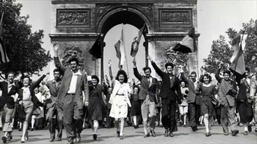 Paris é libertada do domínio alemão durante a Segunda Guerra Mundial