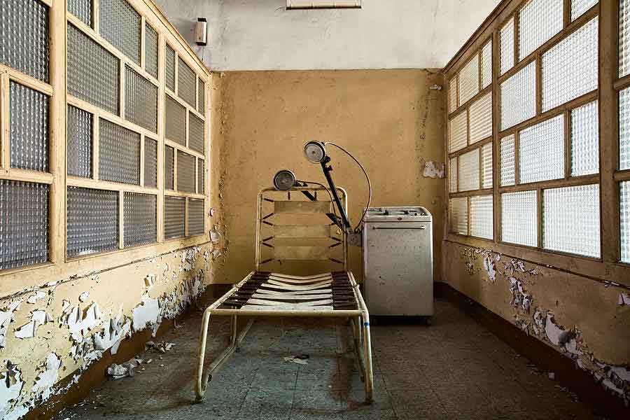 Cadeira para tratamento com choque elétrico encontrada em clínica psiquiátrica abandonada