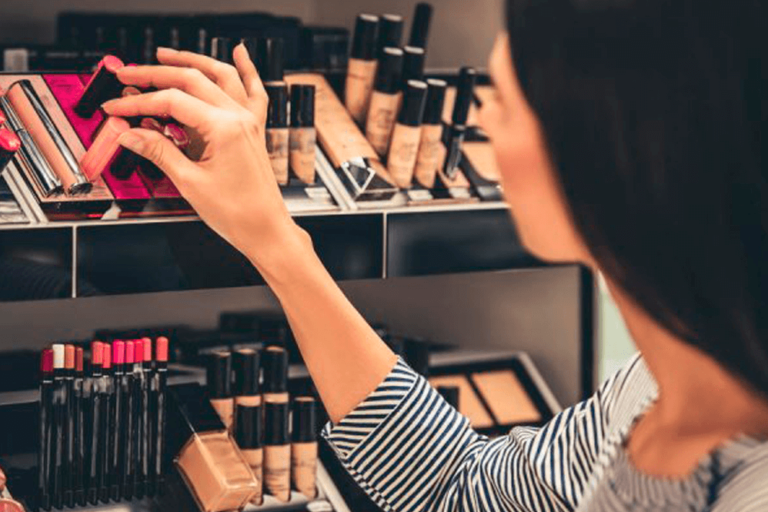 mulher em loja de cosméticos e maquiagens da L'Oréal Paris