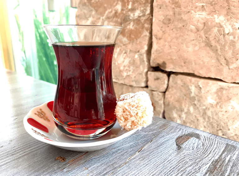 Chá turco com lokum, doce típico da Turquia