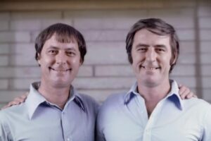 Os gêmeos separados no nascimento com vidas idênticas